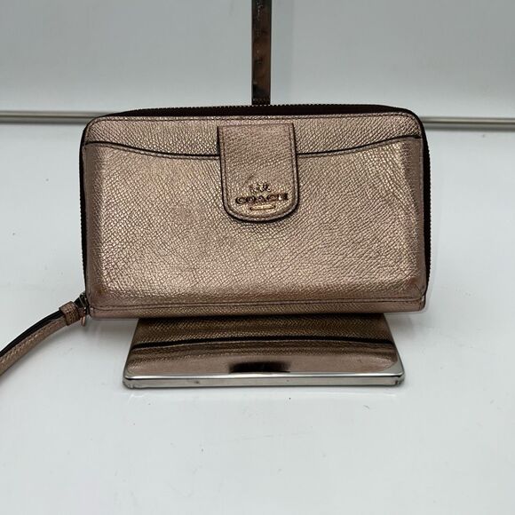 Coach Women's Metallic Universal Wallet with Phone Pocket in Rose Gold Pebble Le - Picture 1 of 8